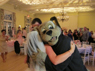 Illustration for article titled NBA Mascot Attends Wedding, Is Life Of The Party